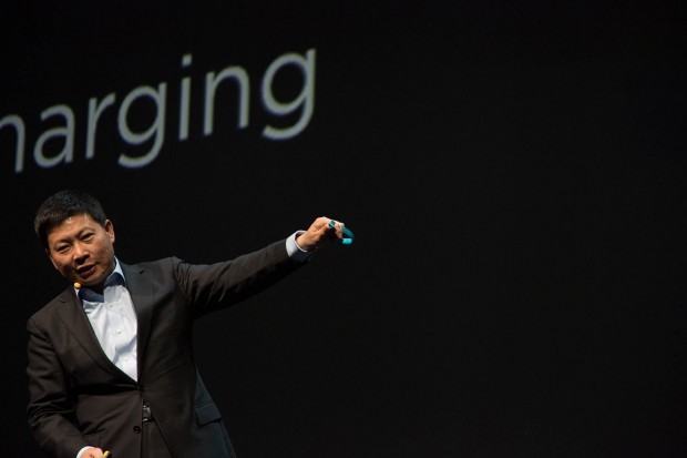 Huawei-Chef Richard Yu zeigt das Talkband. (Bild: Fabian Hamacher/Golem.de)